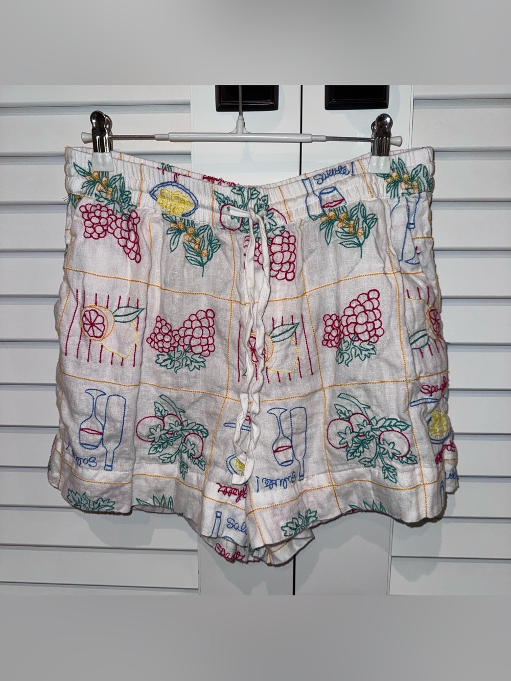 Magaschoni 100% linen Embroidered White Shorts wine grape pasta Motif